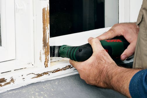 Fjern råddent vinduestræ med din multicutter: En multicutter er specialist, når der skal skæres ind midt på træ Fjern råddent vinduestræ med din multicutter: En multicutter er specialist, når der skal skæres ind midt på træ